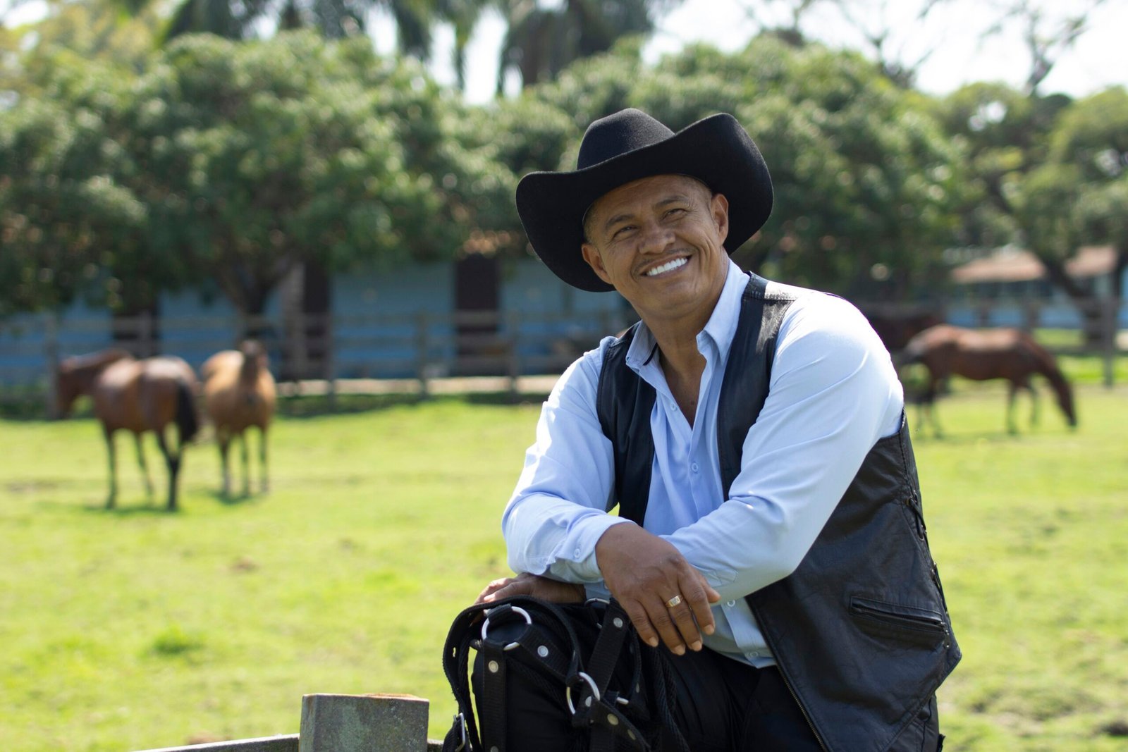 Hombre campesino con gorro sonriendo
videos y canciones de Martín Hortúa